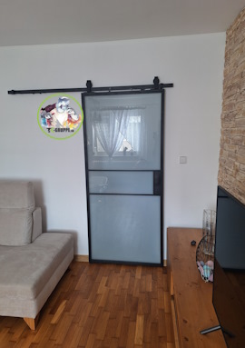posuvne dvere s mliecnym sklom Cadca   titulka